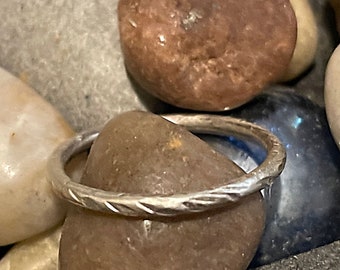 Anello sottile impilabile in argento sterling testurizzato a mano