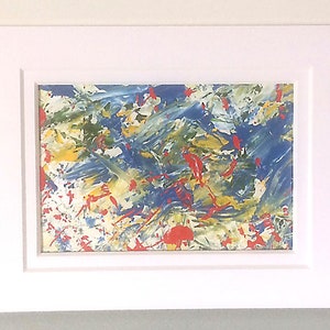 Può includere: Dipinto astratto con uno schema di colori blu, giallo, verde e rosso. Il dipinto ha un effetto testurizzato, di pennellate.