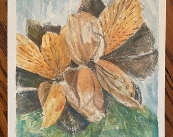 Può includere: Un dipinto ad acquerello di un fiore con tonalità arancioni, marroni e verdi. Il fiore è in fiore e ha un aspetto delicato e stratificato. La firma dell'artista, "LSH 2025", è visibile nell'angolo in basso a destra.