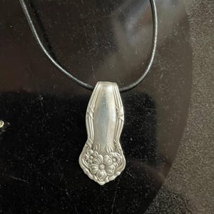 Collana realizzata con posate riciclate, placcata in argento, con motivo a corbezzolo e cordino nero. Gioielli floreali per donna, regali di gioielli per lei.