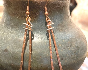 Kolczyki wiszące, kolczyki z miedzi i srebrnego drutu, biżuteria OOAK Artisan, ręcznie robione kolczyki z miedzi, lekkie kolczyki,