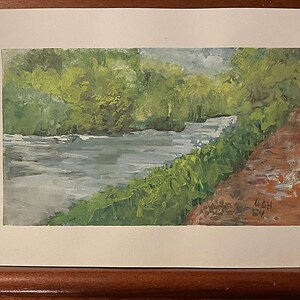 Könnte beinhalten: Ein Aquarellbild eines Flusses, der durch einen üppigen grünen Wald fließt. Der Fluss ist hellblau und weiß, und der Wald ist leuchtend grün. Das Bild ist mit "LCH 07" signiert.