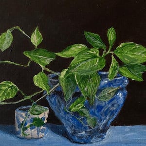 Pode incluir: Uma pintura de natureza morta com duas plantas em vasos com folhas verdes. A planta maior está em um vaso de cerâmica azul e branco, enquanto a planta menor está em um vaso branco com desenhos azuis e verdes. O fundo é preto.