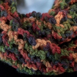 Gehäkelter Endlos Schal, Halswärmer, gehäkelt, gemustert