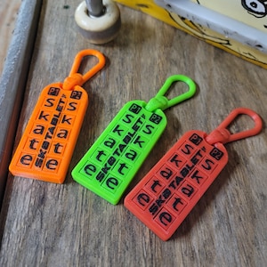 Sk8 Tablet Jr – Mini Game of S.K.A.T.E. / SK8 / SKATEBOARD Scorekeeper with Keychain | 3 Mode Skate Score Tracker | Skateboarding Gift