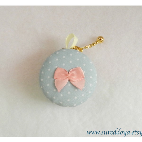 Macaron porte-monnaie, porte-clef, bleu à pois avec noeud rose (M)