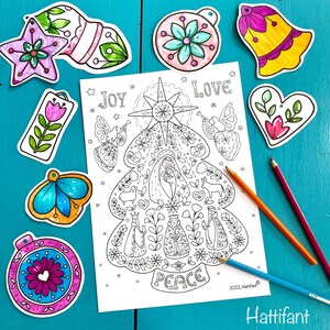 Puede incluir: Una página para colorear imprimible en blanco y negro con un árbol de Navidad con las palabras "Alegría", "Amor" y "Paz" en la parte superior, inferior y central del árbol. El árbol está decorado con estrellas, flores y ángeles. La página está rodeada de varios adornos navideños, incluyendo una estrella, una campana, un corazón y una flor.