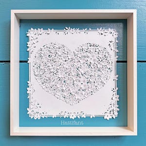 Carta tagliata a forma di cuore con fiore 3D