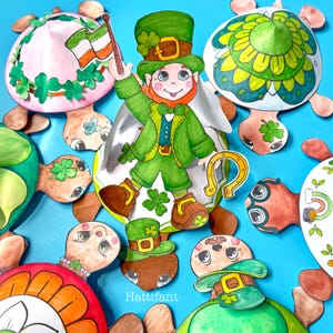 Könnte beinhalten: Ein Set aus bunten Papierbastel-Schildkröten-Ausschnitten mit einem Kobold, Kleeblättern und einem Hufeisen. Die Schildkröten sind in den Farben Grün, Braun, Gelb und Rosa verziert. Der Kobold trägt einen grünen Hut und einen grünen Anzug. Die Schildkröten haben verschiedene Gesichtsausdrücke.