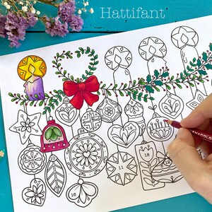 Op de afbeelding: Een zwart-witte printbare kerst-adventskalender met 24 ornamenten die aan een krans hangen. De ornamenten zijn genummerd en bevatten een ster, een hart, een bel en een peperkoek. De tekst "Hattifant" staat bovenaan de pagina.