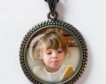 Custom Photo Pendant Necklace: Vintage Style, Personalized Keepsake
