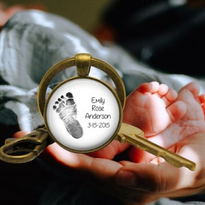 Porte-clés rond simili cuir avec broderie d'initiale et pieds de bébé