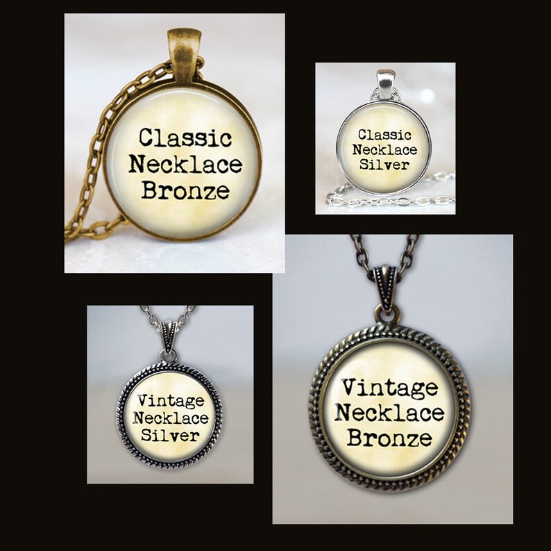 K&ouml;nnte beinhalten: Vier Halsketten mit runden Anh&auml;ngern mit dem Text "Classic Necklace Bronze", "Classic Necklace Silver", "Vintage Necklace Silver" und "Vintage Necklace Bronze".