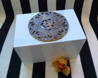 Large Chic White Lacquer Box adorned with Gold-Gilded Carved Stone Disk.