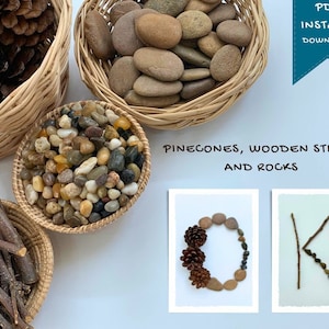 Pigne di carte con parti sciolte naturali, bastoncini di legno, rocce, carte alfabeto A-Z, carte maiuscole e minuscole, ispirate a Reggio/Montessori,