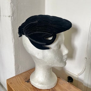 1940s Black Velvet Fascinator – Sculptural Vintage Hat – One Size – Classic Retro Millinery