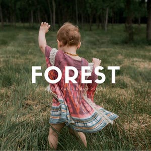 Könnte beinhalten: Ein kleines Kind in einem farbenfrohen, gemusterten Kleid geht durch ein grasbewachsenes Feld. Der Text "FOREST" ist über das Bild gelegt, darunter steht "ADOBE CAMERA RAW PRESET".