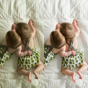 Puede incluir: Dos beb&eacute;s con monos a juego de estampado de pi&ntilde;a con tirantes grises. Los beb&eacute;s est&aacute;n tumbados boca abajo con los brazos enlazados.