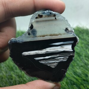 Piedra preciosa en bruto de ónix con bandas negras, ejemplares de ónix con bandas negras, materia prima de ónix con bandas negras, rebanada de ónix con bandas negras, rebanada de ónix para joyería.
