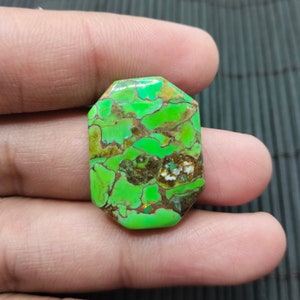 Groene koperen turkoois cabochons glad gepolijste losse edelsteen, geboortesteen december, levendige groene kleur geaccentueerd met gouden tinten