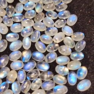 AAA-Qualität Natürlicher weißer Regenbogen Cabochon, kalibrierter ovaler Edelstein mit flacher Rückseite, erhältlich in 6x4mm kalibrierten Größen, Wholesale Cab, 10piece
