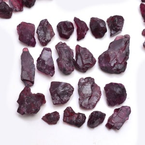 25-teiliger Granat-Rohstein, Größe 4-6 MM Edelstein-Rohe, natürliche Roter Granat-Rohstoff, lose Edelsteinherstellungs-Schmucksachen, heilender Kristallroter Granat-Edelstein