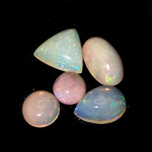Opale di fuoco etiope Mix lotto opale di fuoco Cabochon pietra preziosa opale di alta qualità AAA Cabochon di opale di fuoco naturale multiplo per uso di gioielli.