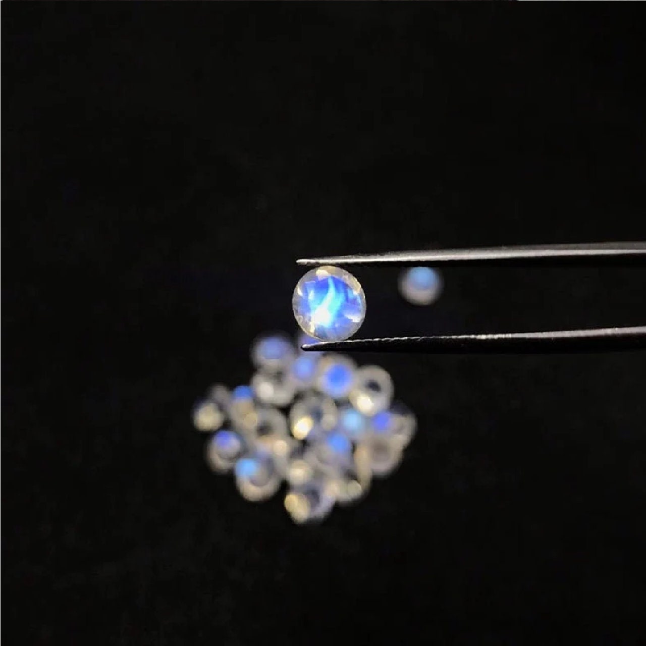 AAA レインボームーンストーン、ラウンドカット、ブルーフラッシュ、3