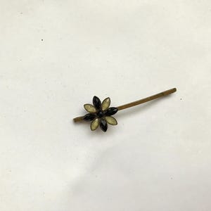 Fermaglio per capelli/forcina in stile vintage, lungo 8 cm, a forma di fiore con gemme acriliche immagine 2