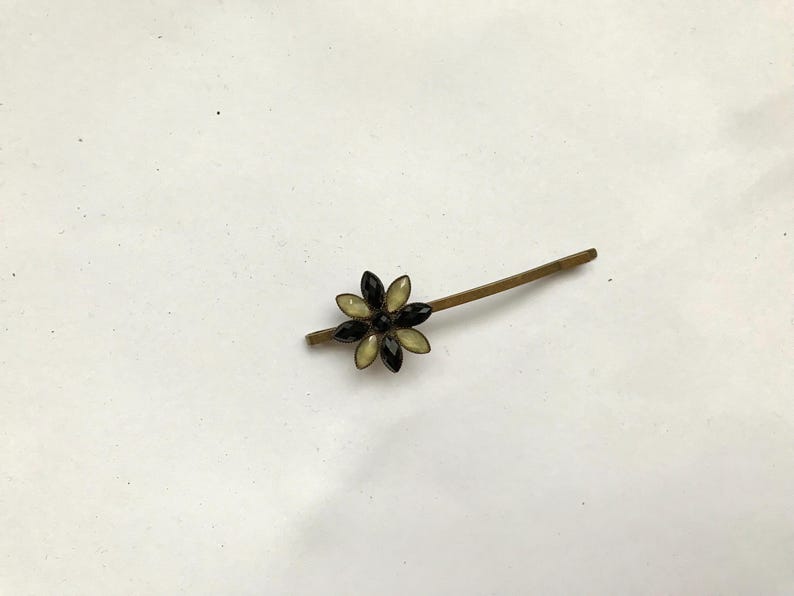 Fermaglio per capelli/forcina in stile vintage, lungo 8 cm, a forma di fiore con gemme acriliche immagine 2