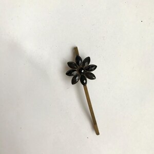 Fermaglio per capelli/forcina in stile vintage, lungo 8 cm, a forma di fiore con gemme acriliche immagine 4