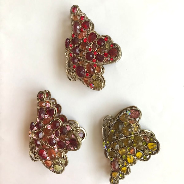 Diseño de mariposa con garra lateral con gema acrílica y diamantes