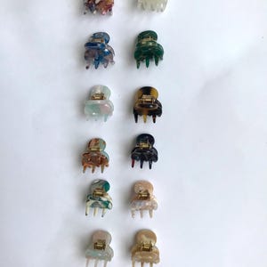 Une paire de mini griffes en ACÉTATE en 12 couleurs multicolores