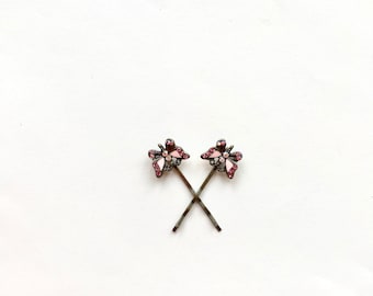 Un par de pequeños pasadores/broches de mariposa en esmalte con diamantes