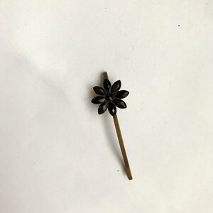 Fermaglio per capelli/forcina in stile vintage, lungo 8 cm, a forma di fiore con gemme acriliche immagine 6