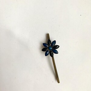 Fermaglio per capelli/forcina in stile vintage, lungo 8 cm, a forma di fiore con gemme acriliche immagine 5