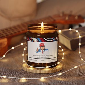 Trump Gerüche nach Freiheit, grenzenlosen Tränen & gemeinen Tönen Sojaduftkerze | Lustiges Trump Vatertagsgeschenk (Original Designer)