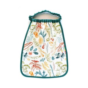 Puede incluir: Toalla de cocina blanca con ribete y lazo elástico verdes. La toalla está decorada con ilustraciones coloridas de hierbas y especias, como albahaca, jengibre y chiles. Diseñada para uso en la cocina.