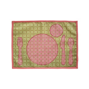 Könnte beinhalten: Ein rechteckiger Tischset mit einem grünen und rosa Blumenmuster. Das Tischset hat einen rosa Rand und Umrisse eines Tellers, eines kleineren Tellers, einer Gabel, eines Messers und eines Löffels. Geeignet für einen Tisch.