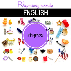 Puede incluir: Una variedad de objetos en miniatura coloridos, incluyendo un oso, una pera, un calcetín y una estrella, están dispuestos sobre una superficie blanca. La palabra "rhymes" está en un círculo morado, y las palabras "Rhyming words ENGLISH" están en la parte superior.