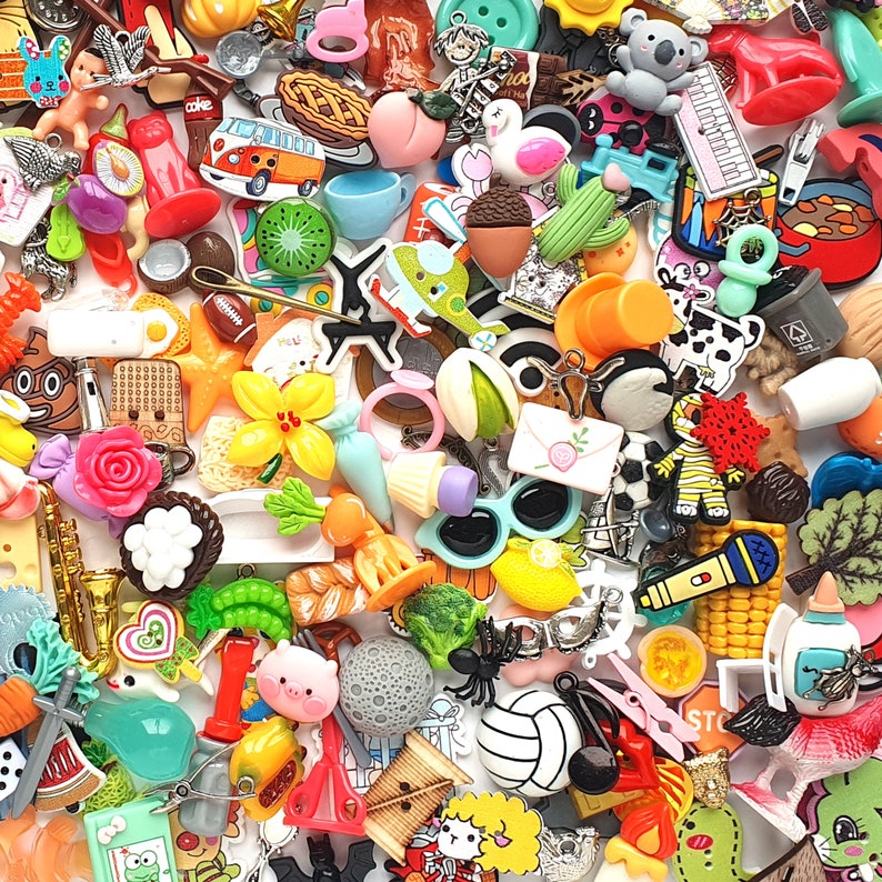 Mix of 100 I spy trinkets objects miniatures. best selling image 2