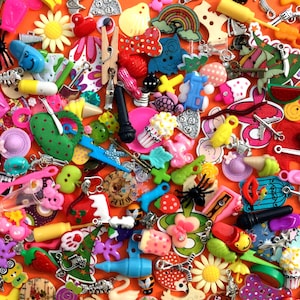 Mix of 100 I spy trinkets objects miniatures. best selling image 9