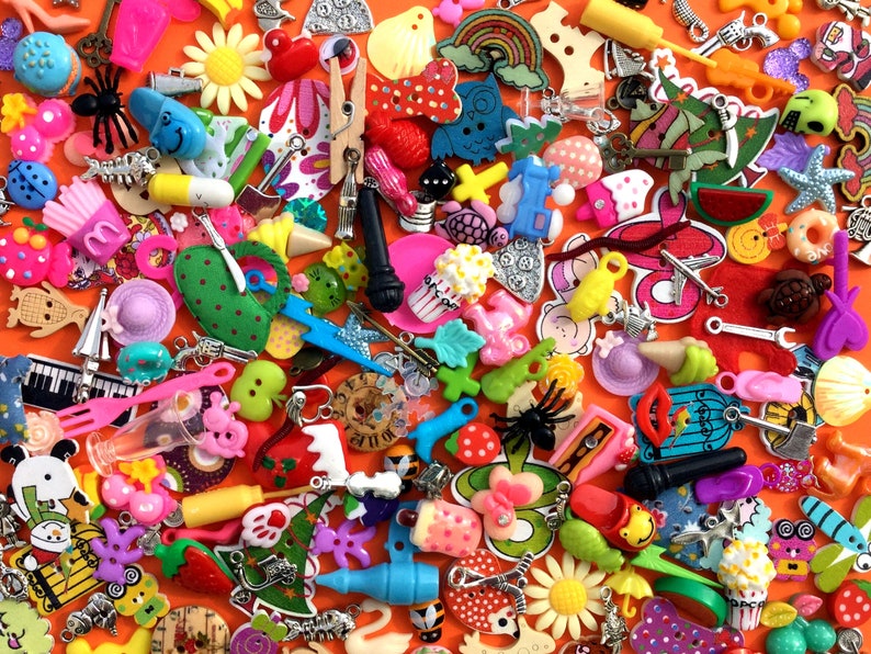 Mix of 100 I spy trinkets objects miniatures. best selling image 9