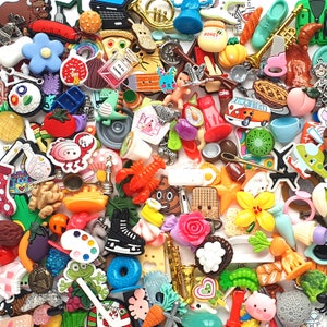 Mix of 100 I spy trinkets objects miniatures. best selling image 3