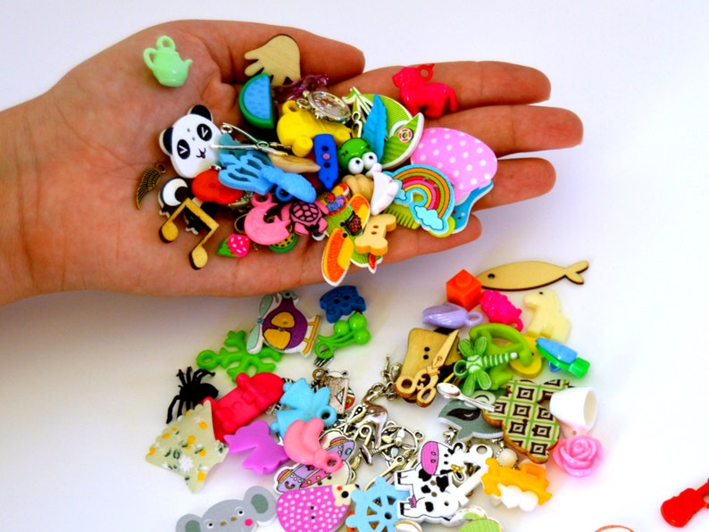 Mix of 100 I spy trinkets objects miniatures. best selling image 8