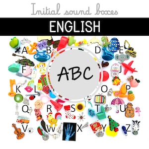 Puede incluir: Una colección de objetos en miniatura coloridos dispuestos en círculo alrededor de las letras "ABC". Los objetos representan el alfabeto, incluyendo una llave, un avión rojo, una cebra y una guitarra. El texto "ENGLISH" está en la parte superior.