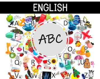 Puede incluir: Una colección de objetos en miniatura coloridos dispuestos en círculo alrededor de las letras "ABC". Los objetos representan el alfabeto, incluyendo una llave, un avión rojo, una cebra y una guitarra. El texto "ENGLISH" está en la parte superior.