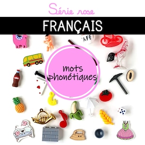 Könnte beinhalten: Eine Ansammlung farbenfroher Miniaturgegenstände, darunter ein rotes Fahrrad, ein grüner Bus, eine Ananas und eine Tomate, auf einer weißen Oberfläche angeordnet. Der Text "Série rose FRANÇAIS mots phonétiques" ist ebenfalls enthalten.