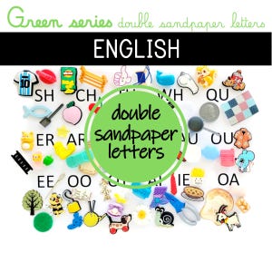 Könnte beinhalten: Eine Sammlung farbenfroher, dekorativer Verzierungen, darunter Miniaturgegenstände und Buchstaben. Das Bild zeigt den Text "Green series double sandpaper letters" und "ENGLISH". Die Verzierungen sind auf einer weißen Oberfläche verstreut.