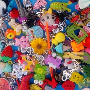Mix of 100 I spy trinkets objects miniatures. best selling image 5